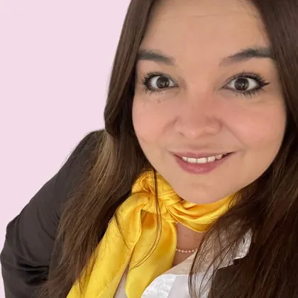 Yacelly A. Zabala sonriendo, con pañuelo amarillo