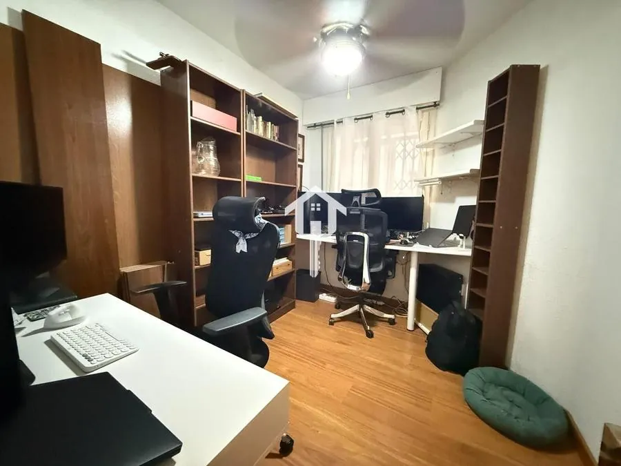 Antes: habitación usada como despacho, llena de muebles