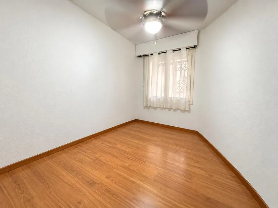 Después: habitación vaciada, con suelo y ventana visibles