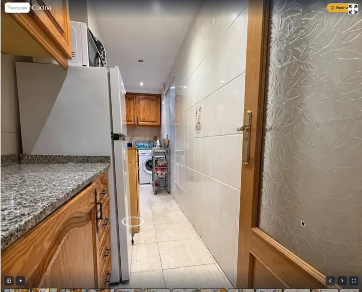 Captura del tour virtual creado con fotos normales: vista de la cocina con puntos para pasar a otras estancias